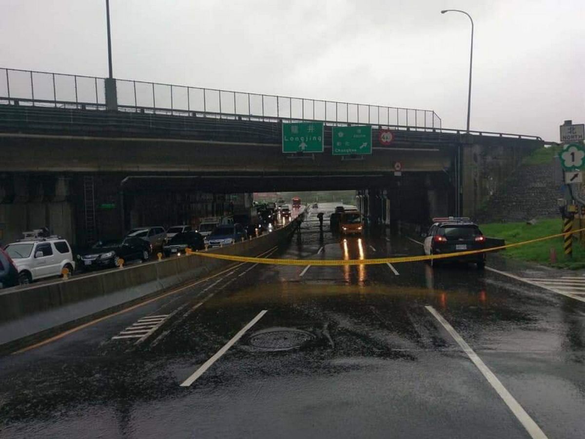 ▲彰化市雨勢持續到12日，彰化市涵洞也有出現積水情況，警方在積水路段進行交管。（圖／記者陳雅芳翻攝，2019.08.12）