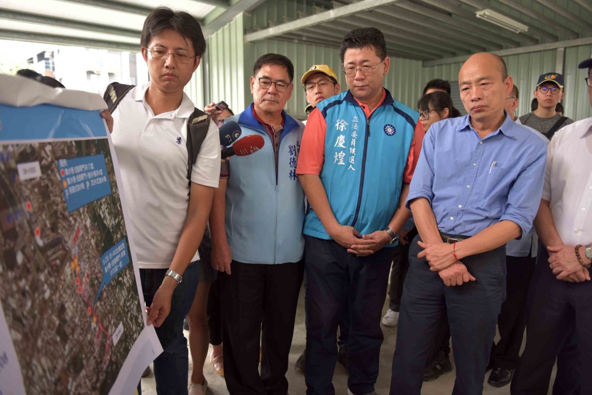 ▲高雄市長韓國瑜今(12)日視察曹公新圳護岸加高及後勁溪曲道清疏工程。(圖／高市府提供)