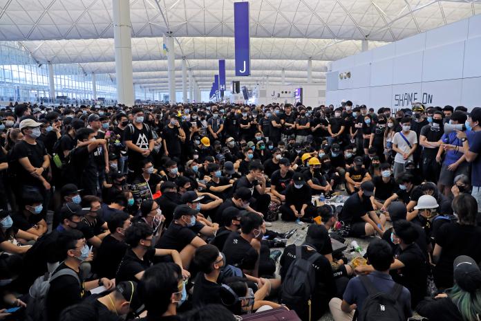 ▲香港國際機場 12 日下午聚集逾萬人示威，嚴重影響航班。（圖／美聯社／達志影像）