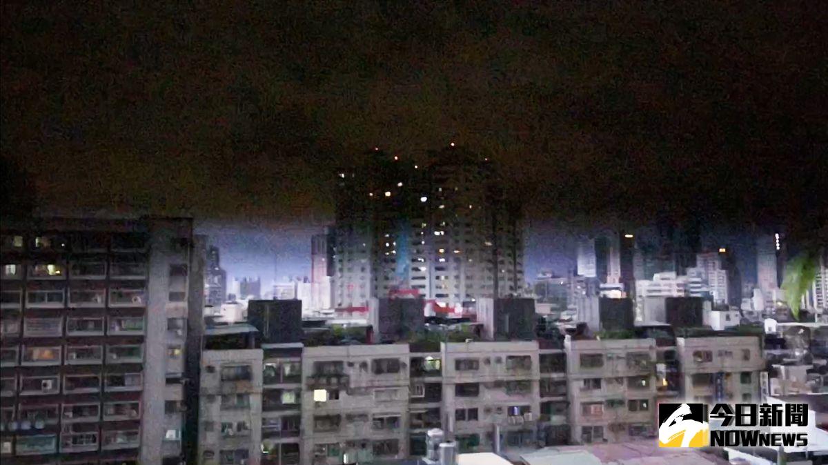 ▲高雄一夜的閃電、雷聲及大雨。（圖／記者郭俊暉攝 , 2019.08.13）