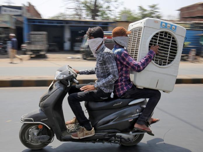 ▲印度有一款「稻草冷氣」的消暑神器，這款神物在當地非常的夯，幫人們解決了大問題，不但不用在花費巨額的金錢購買冷氣，更能夠達到降溫的效果。（圖／翻攝自外媒）