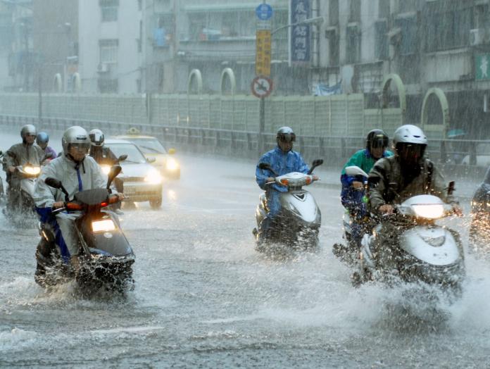 氣象局再發豪雨特報　高屏、台南地區雨彈肆虐
