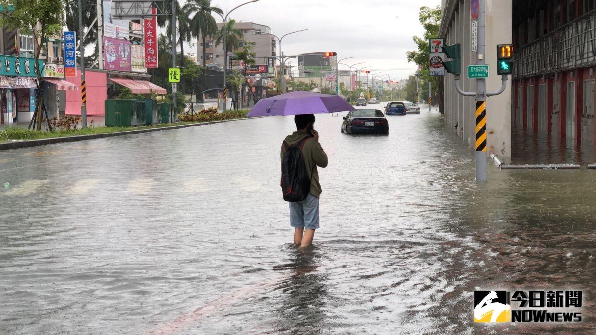 ▲豪雨狂炸台南，崑大路成汪洋一片。（圖／記者陳聖璋攝，2019.08.13）
