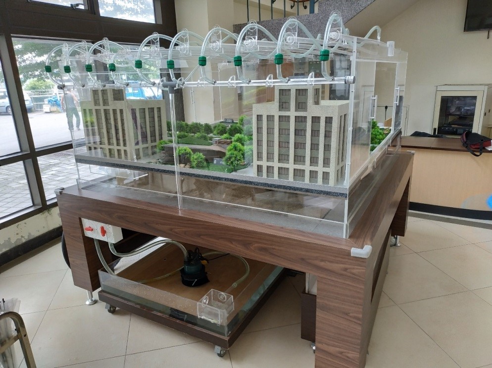 ▲新北市水利局經由互動式透水保水實體模型，展示透水鋪面、綠屋頂、雨撲滿推動概念。（圖／新北市水利局提供）