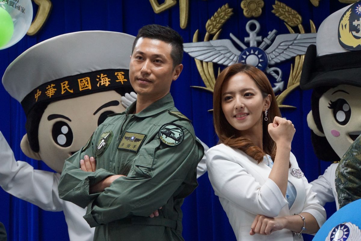 ▲國防部於8月起開辦軍人節敬軍系列活動，8月24日請來華視當家主播房業涵（右）擔綱「勇敢同行藝起SHOW」街頭展演主持。（圖／記者呂炯昌攝, 2019.8.13）