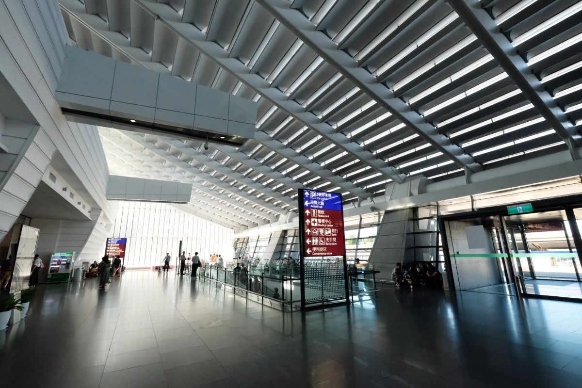 ▲但昭璧表示，截至上午10時，桃機共有35個航班被取消，除了4班貨機之外，入境取消的客機有15班，出境取消的客機有16班，預估6200人受影響。
（圖／記者李春台攝）