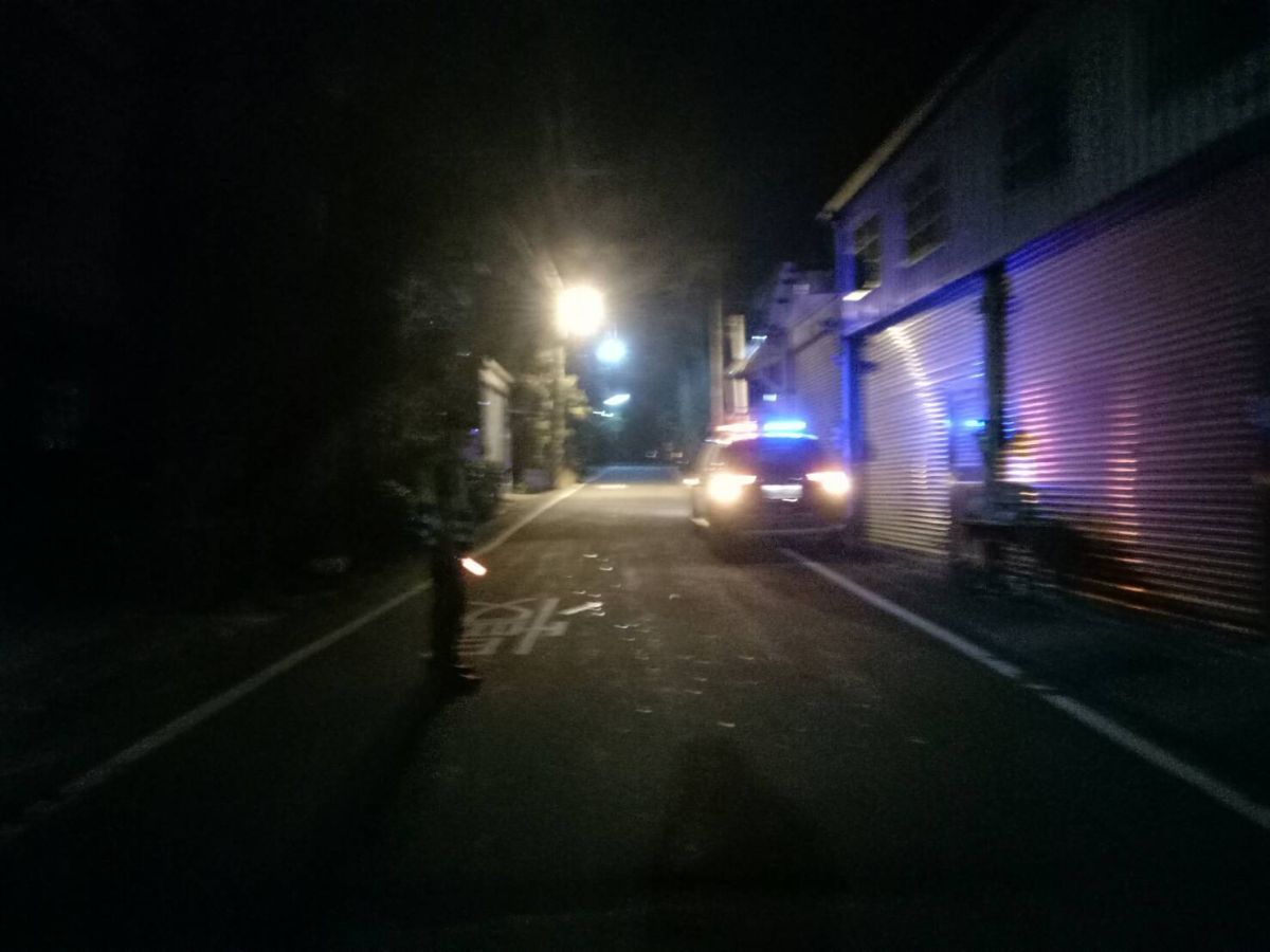 ▲新竹縣橫山鄉發生電線短路意外，電光迸射伴隨著滋滋聲響，讓附近住戶膽戰心驚。（圖／橫山分局提供）