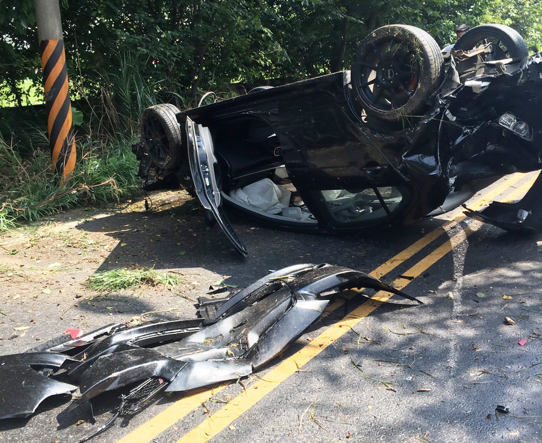 ▲撞擊後車輛翻覆，車輛碎片也散落一地。（圖／龜山分局提供）