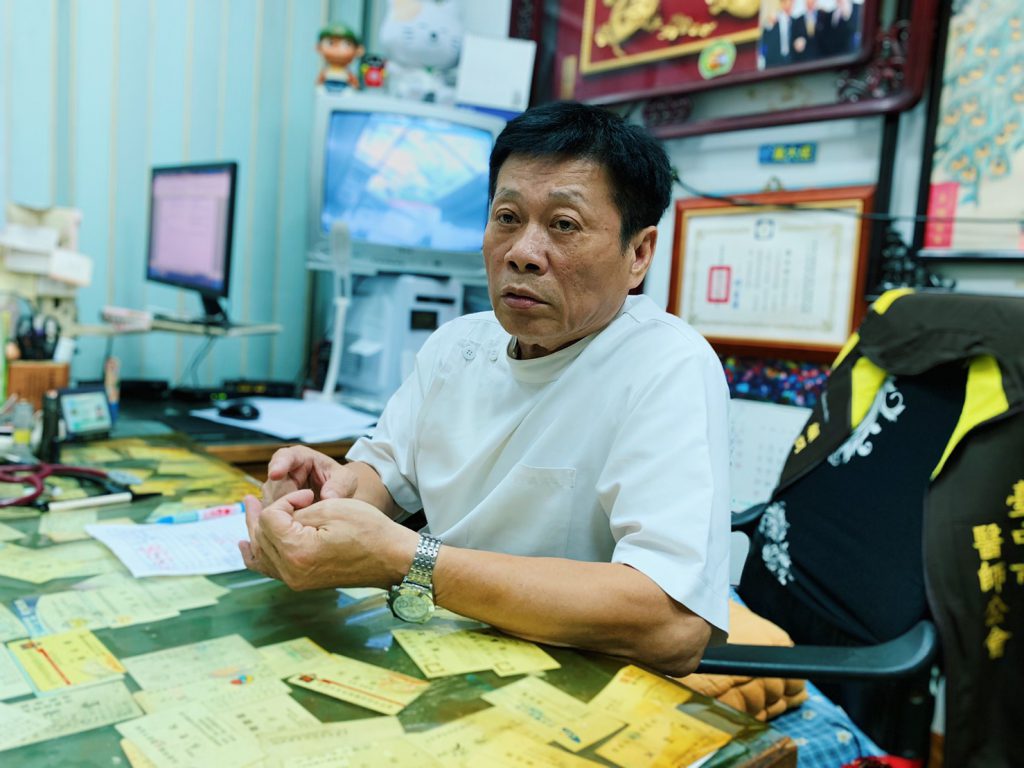 法醫高大成認為法醫仍須具備醫師執照，因此並不認同設立乙組研究所的做法。　（初聲／林奕辰攝）