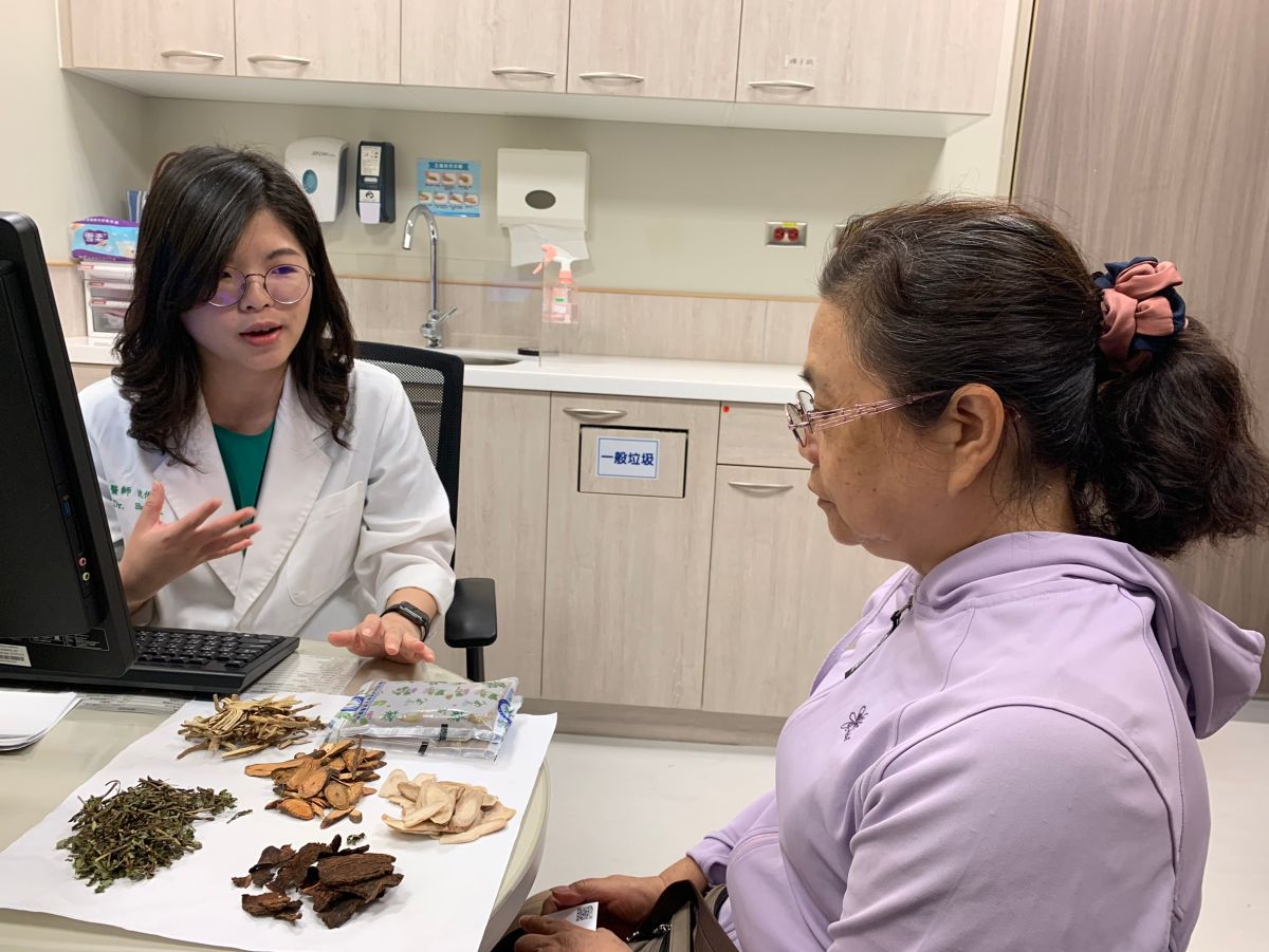 ▲針對自律神經失調、睡眠品質不佳的患者，中醫大新竹附醫中醫科醫師沈俐伶（左）投以消遙湯，再加上針灸，改善睡眠。（圖／中醫大新竹附醫提供）