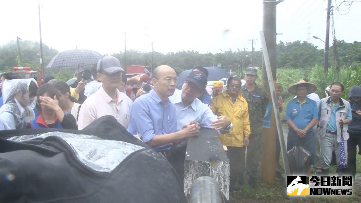 受到西南風影響，高雄市13日凌晨發生劇烈降雨雷擊，從凌晨兩點開始密切注意降雨狀況，災害應變中心成立二級開設因應，高雄市長韓國瑜一早邀集各相關單位召開防災會議，並前往阿蓮區石安橋勘災。（圖／翻自高雄市政府）
