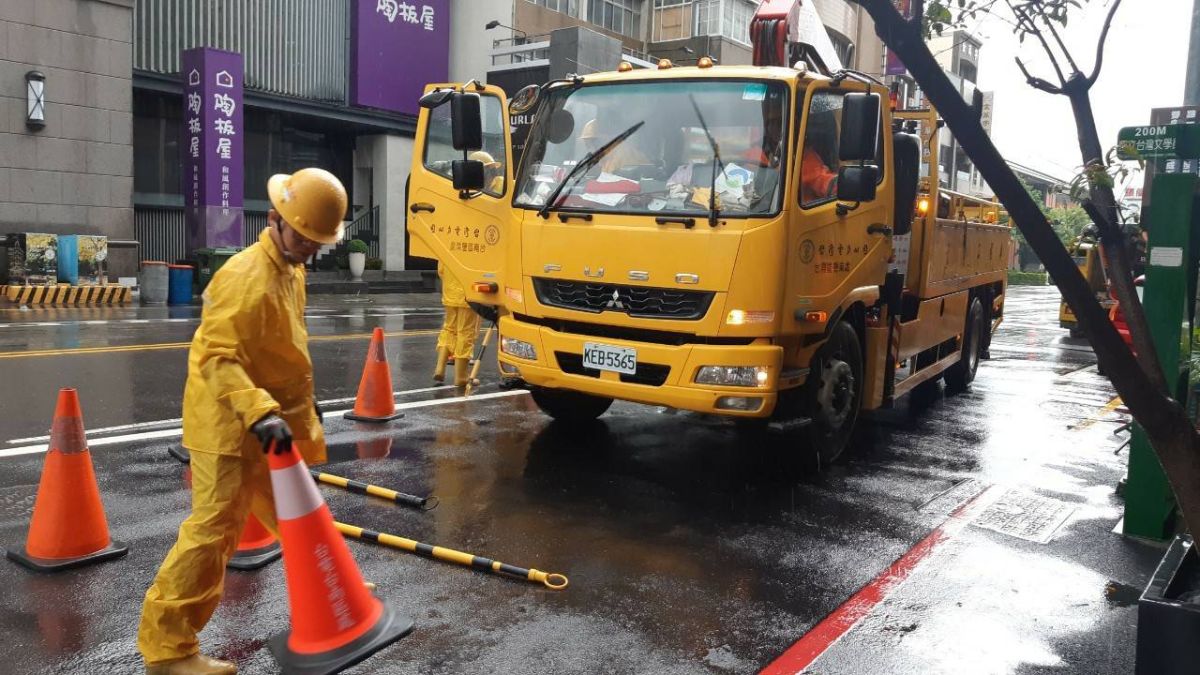 ▲豪雨造成台南仁德、歸仁、七股等地區，3,237戶停電。（圖／　台電台南區處提供）