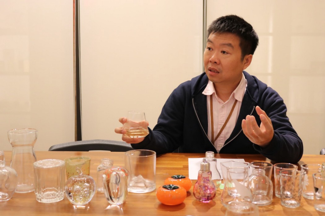 春池玻璃工廠的經理鄭振仕希望民眾回收玻璃前能先清洗乾淨 降低回收人員的負擔。 （初聲_邵曉潔攝）