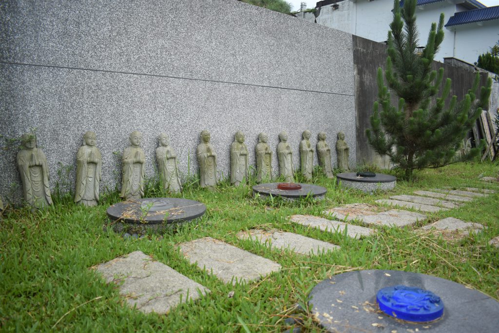 私立青潭花園公墓除了規劃土葬區、靈骨塔塔位，亦設立植存區，家屬能將骨灰倒入其中，惟需工作人員定期翻攪土壤。　（初聲／林子淇攝）