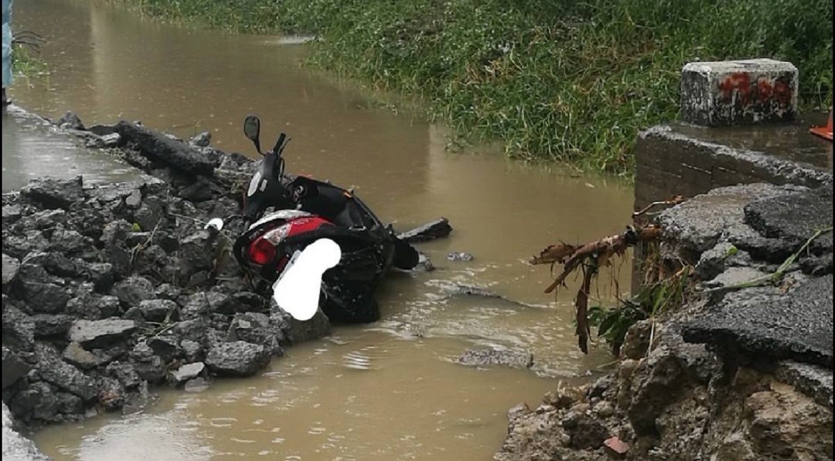 ▲高雄連夜大雨，岡山區崑山西巷高速公路下方的水溝內發現一部機車，卻沒看到騎士，警消人員中午12時50分於潭底抽水站尋獲時已無生命跡象。(圖／記者郭凱杰翻攝，2019.08.13)