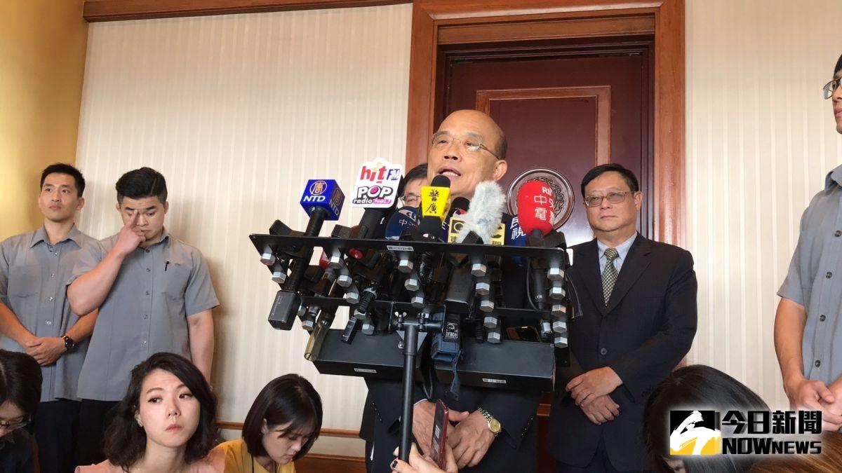 國民黨總統候選人、高雄市長韓國瑜，近日頻頻遭自家人踢爆喜歡喝酒、抱女人，對此，行政院長蘇貞昌今（13）日受訪時表示，對於院轄市長我只有一點期待就是，拜託把市政做好。（圖／記者林人芳攝,2019,08,13)