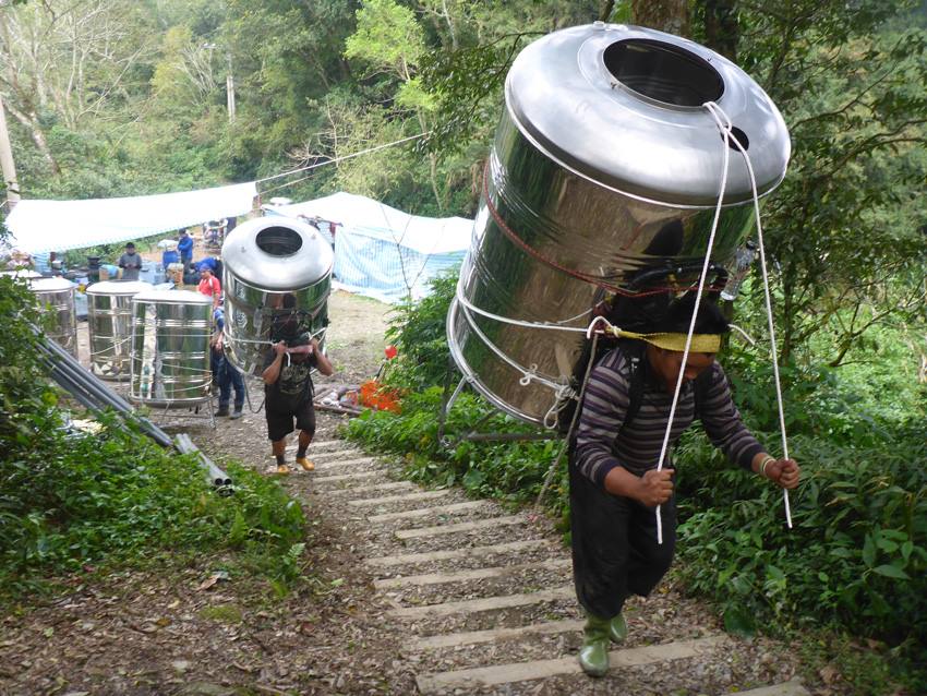 目前台灣修建山屋已無直升機運補建材，僅能仰賴高山協作員人力背運。　（初聲／伍玉龍提供）