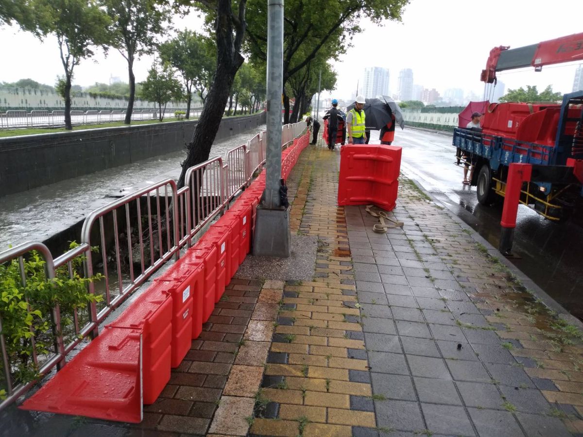 ▲水利局短期利用防汛擋板應急處理 。(圖／柳榮俊翻攝2019.8.13)