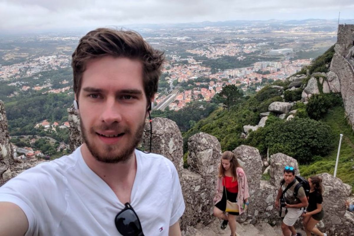 ▲桑德斯的人生曾跌落至谷底，但靠著過人的毅力與勇氣，成功扭轉人生。（圖／翻攝自鏡報）