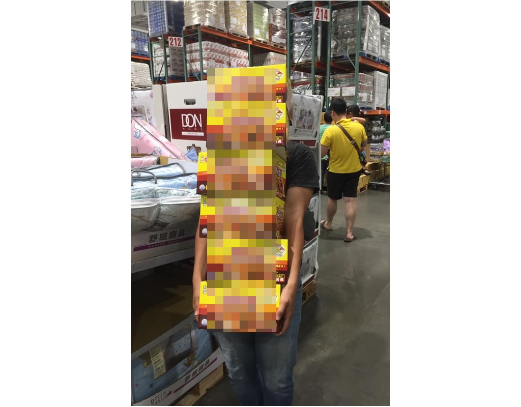 ▲真的有那麼好吃？一名網友在臉書上發出一張照片，地點在美式賣場好市多，只見照片中一名男子一次抱起 6 箱「 Q 濃神品」。（圖／翻攝 Costco 好市多商品經驗老實說）