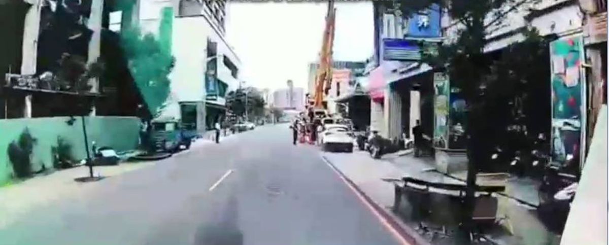 ▲礁溪鄉中山路一處大樓進行建築物外層鋼架施工，吊車鋼索卻突然斷裂，2名工人從6樓高的空中掉落地面不幸身亡。（圖／宜蘭縣消防局提供)