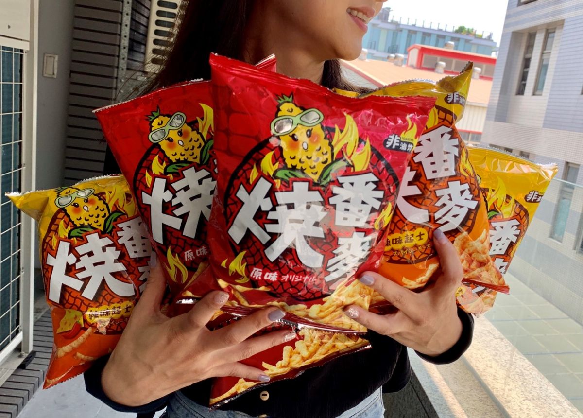 ▲年輕人愛吃零食又怕胖，「非油炸」零食就成為嘴饞首選。（圖/ＮＯＷnews攝）