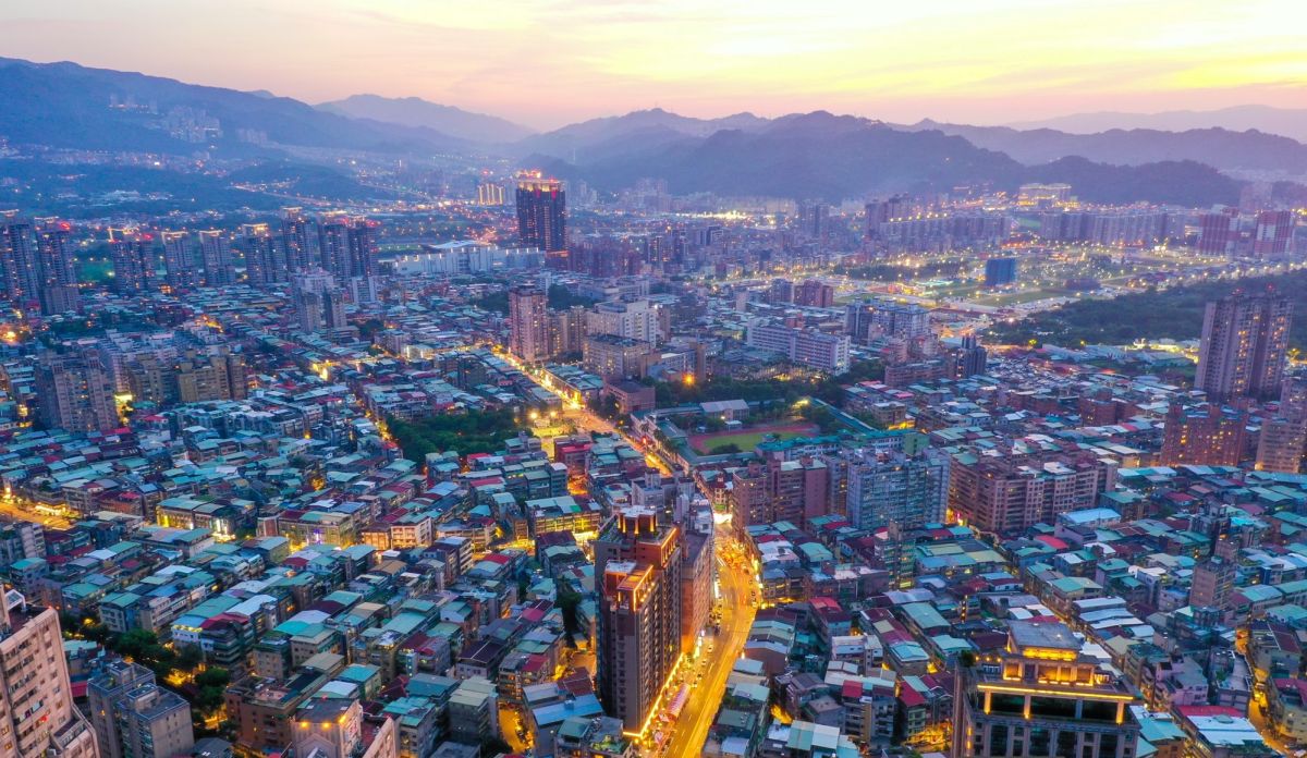 ▲房市部落客 Sway 直言，這個月大學包租公都很緊張，因為快開學了，還有聽說「晚租一個月、房租少一半的」。（圖／翻攝自一起來當新店人～ 『智偉的新店房產交流網』臉書）