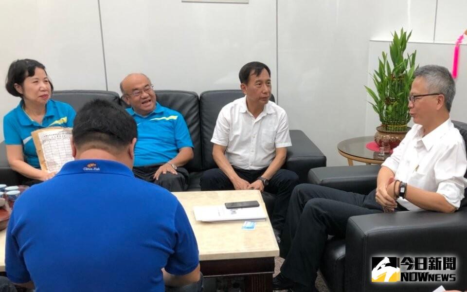 ▲水公司第七區管理處處長武經文(右2)拜會屏東縣新園鄉鄉長方冠丁(右1)，以瞭解供水情形。(圖／記者黃謝美蘭攝，2019.08.13)