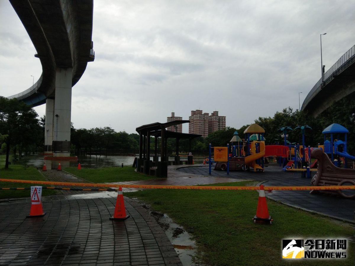 ▲彰化市景觀公園水深高度高達成年人的大腿，景觀公園變水上樂園。（圖／記者陳雅芳攝，2019.08.13）