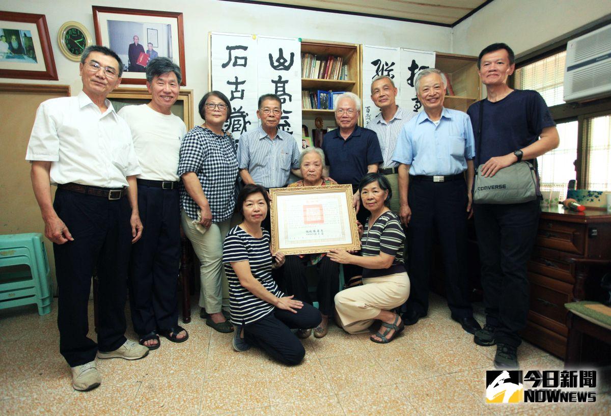 ▲一輩子獻身書法藝術及教育的國寶書法家黃群英上個月辭世，終身成就或總統府頒發褒揚令，今天褒揚令由桃園市文化局送至黃群英故居「泮山書屋」。（圖／記者李春台攝, 2019.08.13）