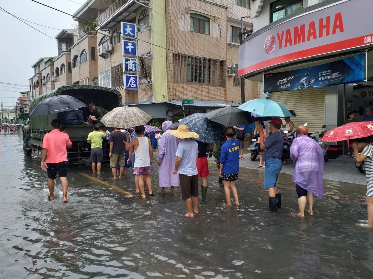 ▲臺南仁德災防區協助區公所物資發放。（圖／第四作戰區提供）