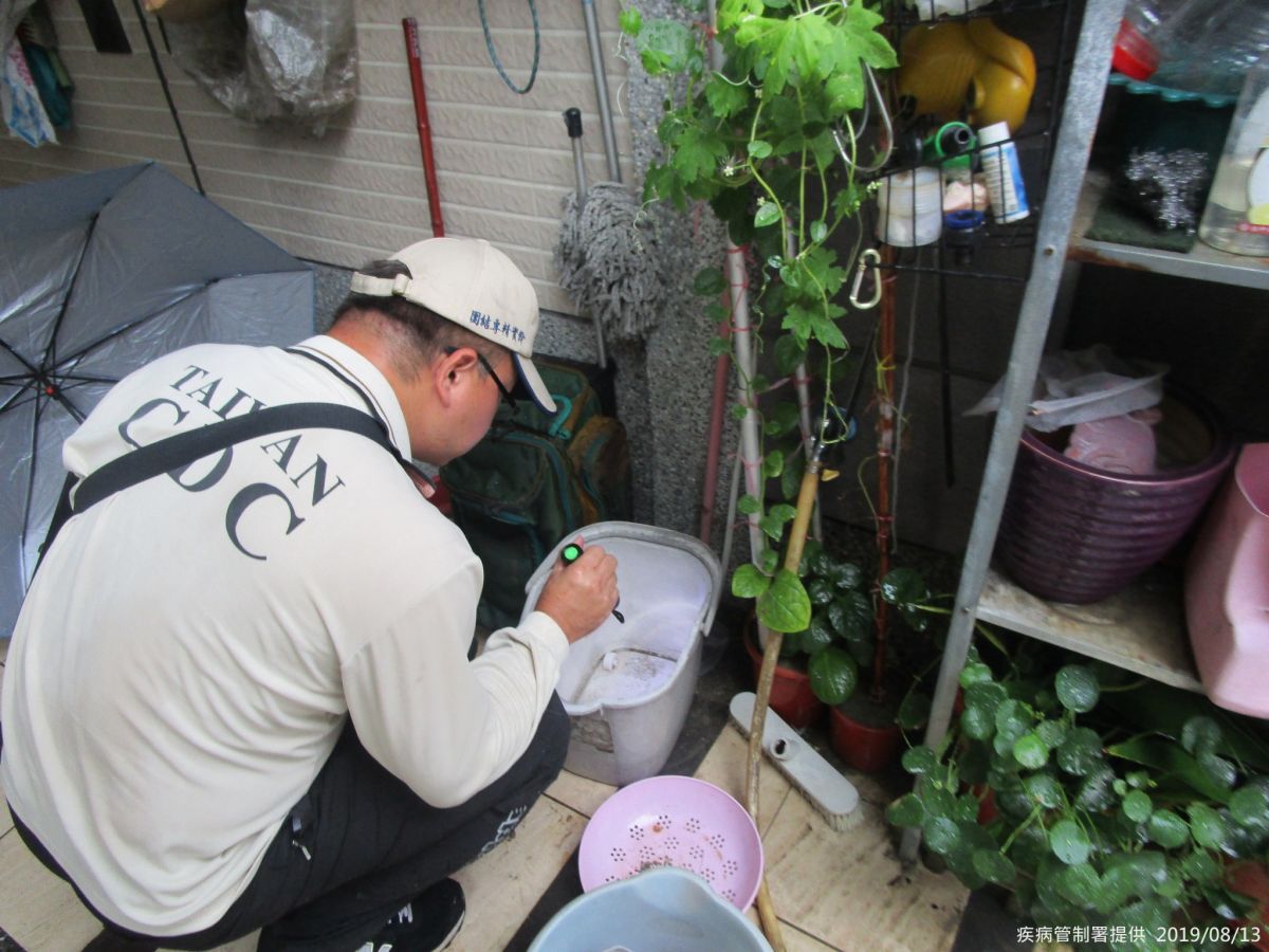 ▲疾管署防疫人員前往高雄市仁武區執行孳生源查核。(圖／疾管署提供)