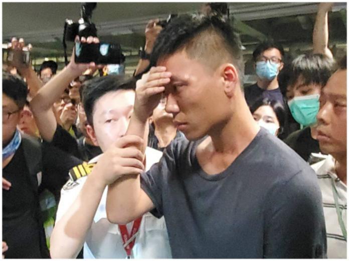▲一名男子被懷疑是大陸公安，在香港國際機場遭抗議人士包圍。（圖／翻攝巴士的報）
