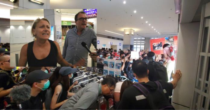 ▲部分香港國際機場旅客聲援挺民主的抗議群眾。（圖／翻攝巴士的報）