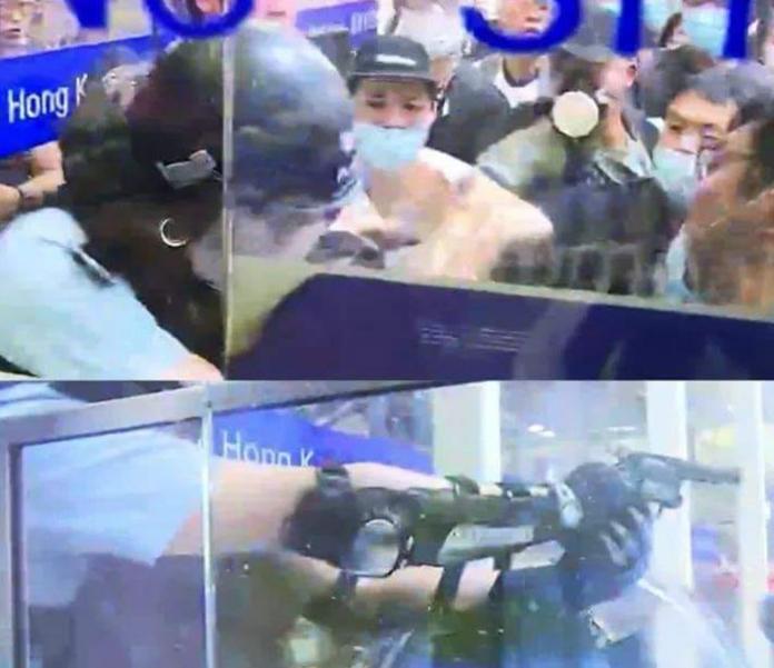▲香港警方衝入機場，一度拔槍。（圖／翻攝臉書）