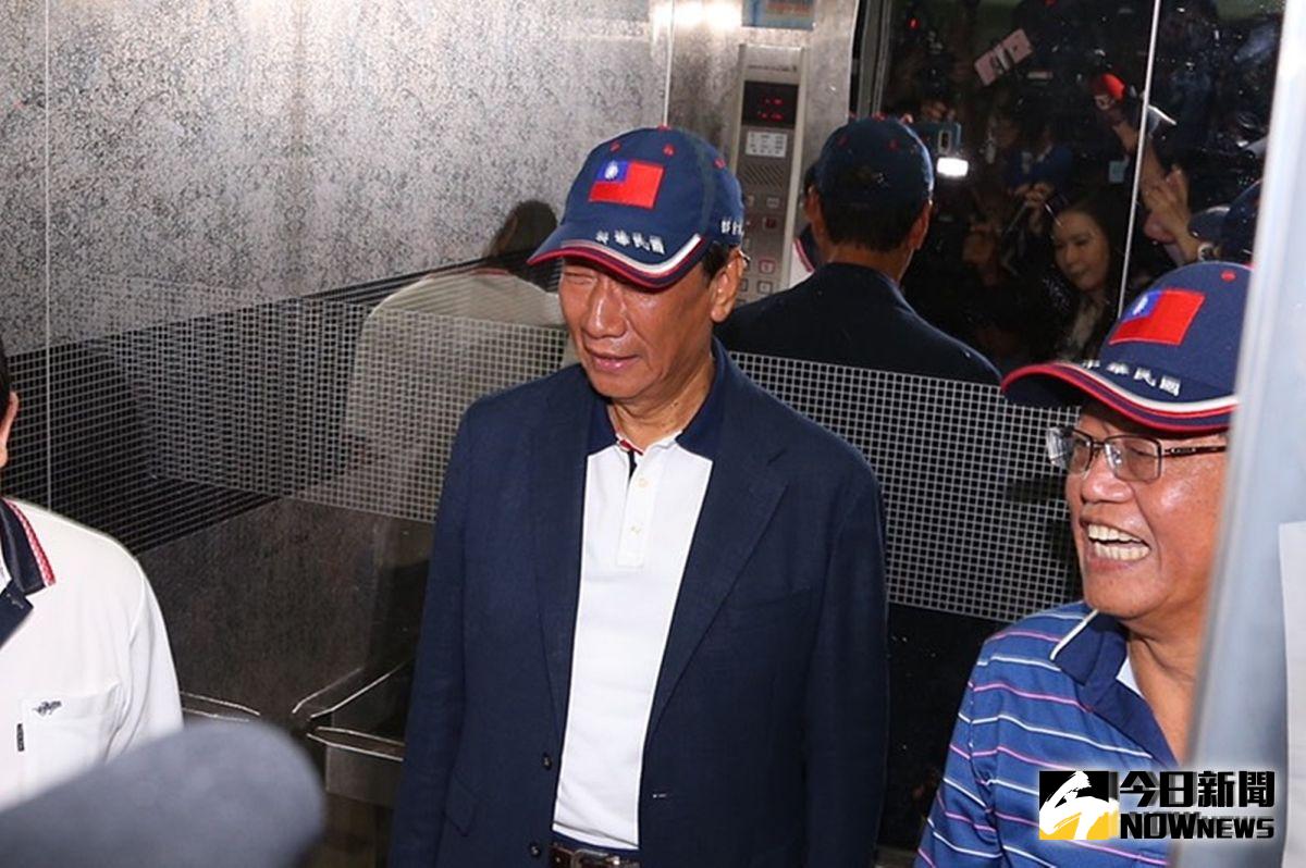 ▲鴻海集團創辦人郭台銘今（14）日突然公開現身，但未主動通知媒體，讓媒體聞訊後在會場外狂奔找郭董，最後追到電梯裡。（圖／記者陳明安攝，2019.8.14）