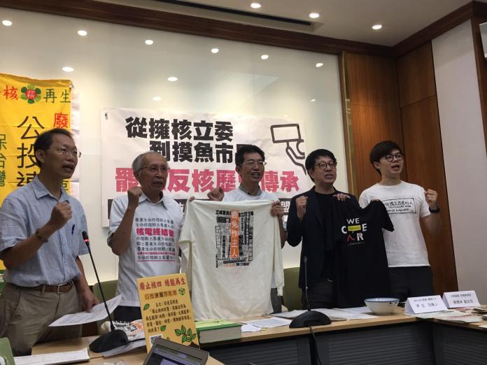 台灣環保聯盟開記者會，找來WeCare高雄召集人尹立，兩團體最大的共同點，就是都發起過罷免韓國瑜活動。 (圖/記者吳承翰攝)