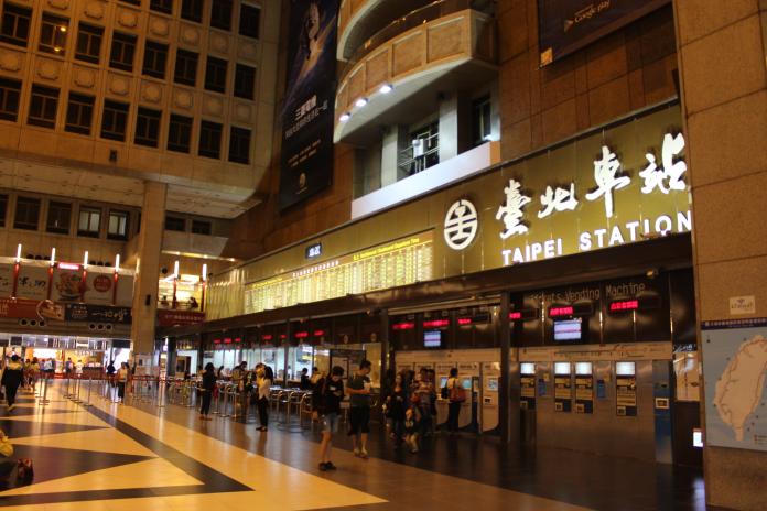 ▲許姓男子今天與母親前往台北車站大廳，過程中，忽然情緒激動，持大廳內滅火器在現場噴灑。（圖／取自 flickr ）