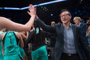 蔡崇信是誰？總資產高達108億美元　毒辣眼光造就NBA第1華人老闆