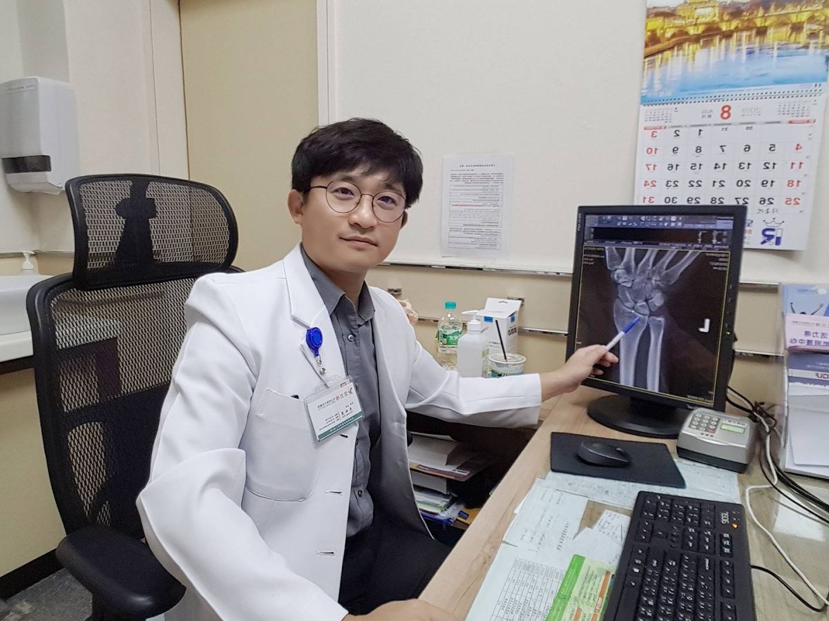 ▲骨科主任朱柏榮以關節鏡微創手術，治療婦人腕關節內病兆。（圖／活力得中山外科醫院提供）