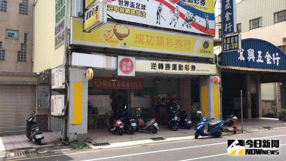 ▲詐騙集團假冒開出威力彩頭獎的彩券行，在臉書成立假粉專，誆稱得獎人要捐賓士車，意圖詐騙民眾。（圖／記者陳聖璋攝，2019.08.14）