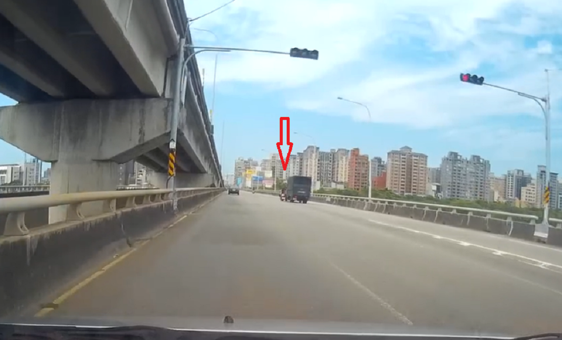 ▲原本騎在最右側的女騎士，與右側匯入的小貨車撞在一起，連人帶車彈飛出去。（圖／翻攝自新竹爆料公社）