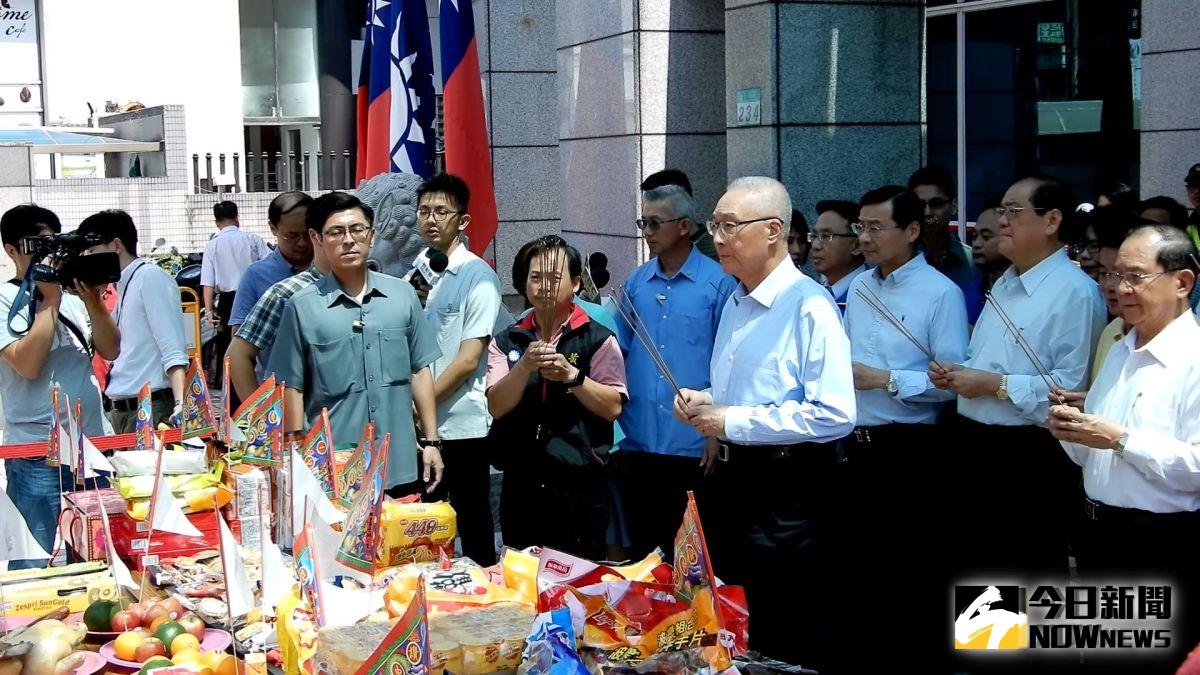 國民黨主席吳敦義14日率領黨務主管中元普渡時，面對媒體詢問「麻將照」問題不發一語，不願受訪。（圖 / 記者陳弘志攝，2019.08.14）