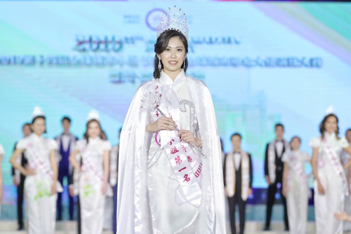 ▲柯純心摘下后冠，創下全球城市小姐選美皇后新紀錄。（圖／中華全球城市選拔協會提供）