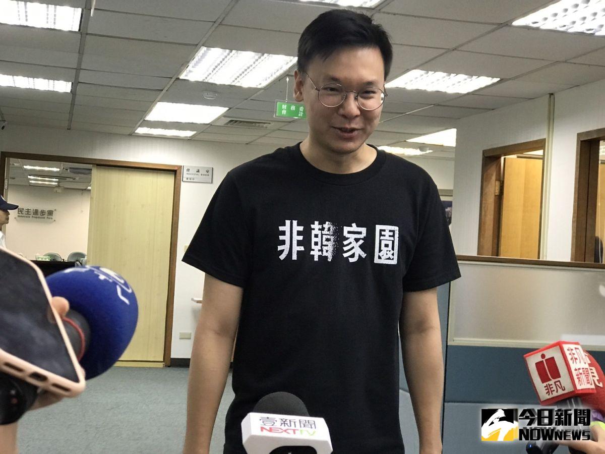 民進黨14日舉行中常會，民進黨副祕書長林飛帆穿著一件 印有「非韓家園」的出席T侐 ，引起媒體關注。（圖／記者林人芳攝2019,08,14)