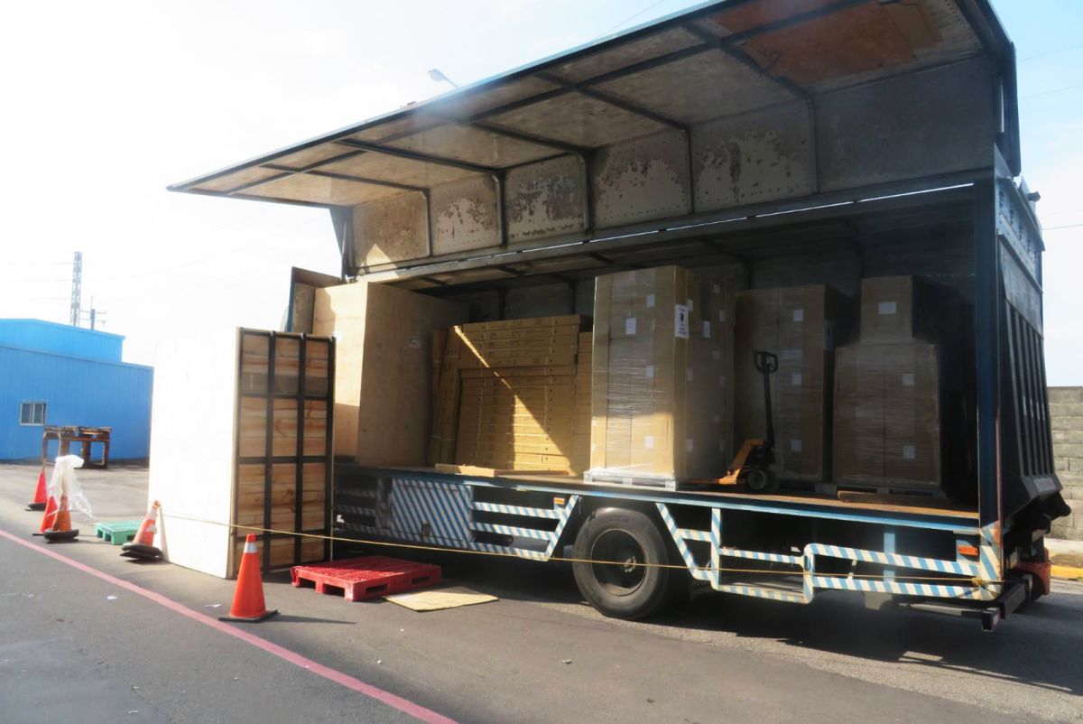 ▲貨車司機疑似因為協助扶住快要倒下的貨物，遭到滑落傾倒的重物壓住下半身，但最後送醫仍然不治。（圖／大園分局提供）