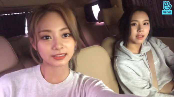 ▲子瑜與彩瑛在車上開直播，與網友互動的逗趣反應全被錄下。（圖／@kimbaetong）