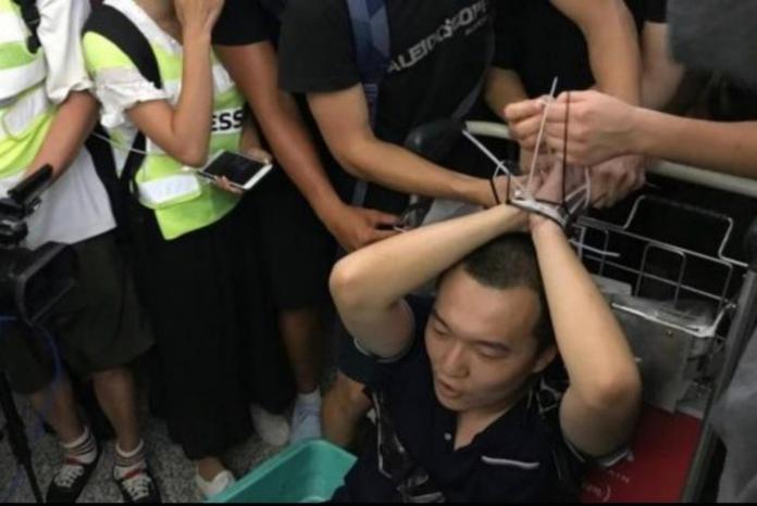 ▲環球網記者付國豪在香港機場被示威者圍毆及綑綁。（圖／翻攝巴士的報）