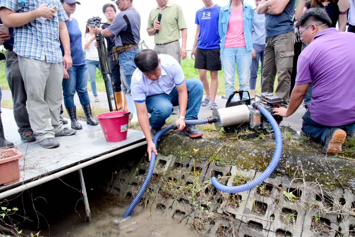 ▲智慧農業稻作產業執行團隊耗費3年研發「福壽螺清除機具」，今（14）日在屏東縣農業博覽會園區舉行示範觀摩會。（圖／屏科大提供）