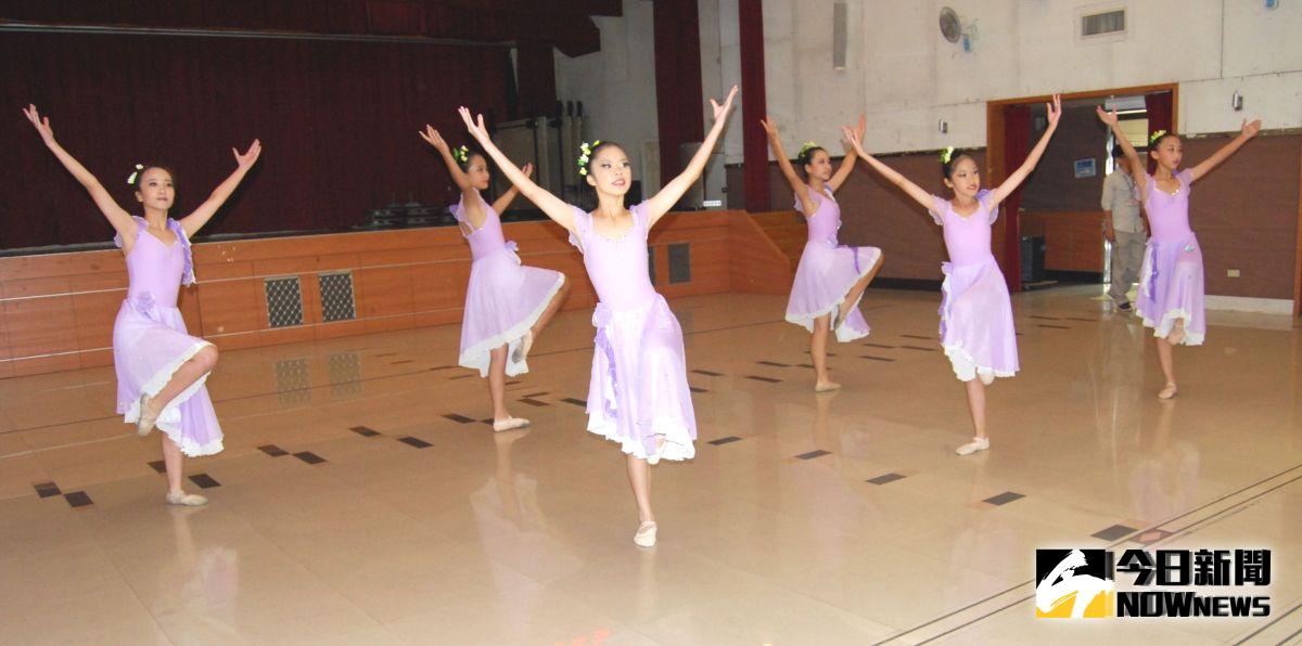 ▲市立舞蹈團將在彰化演藝廳公演，舞蹈團公演前先熱身彩排，舞碼多元，有民族風、現代風、芭蕾舞風，現代和傳統交織融合，節目精彩可期。（圖／記者陳雅芳攝，2019.08.14）